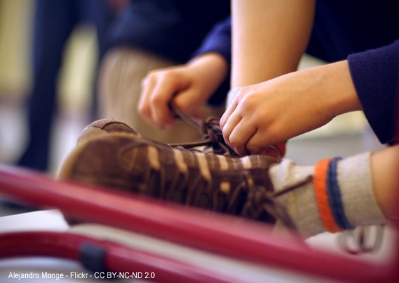 Adolescente atándose los cordones de las zapatillas de deporte - Autor: Alejandro Monge - Flickr - CC BY-NC-ND 2.0