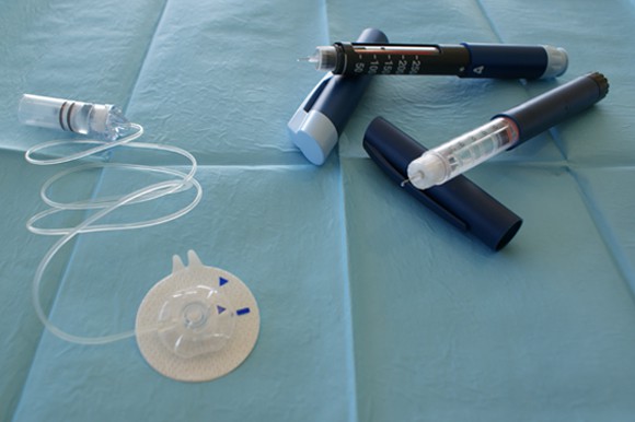 Catèter de bomba d'insulina i bolígraf - Foto de l'Hospital Sant Joan de Déu