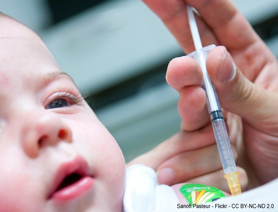 Nen sent punxat amb una agulla - Sanofi Pasteur - Flickr - CC BY-NC-ND 2.0