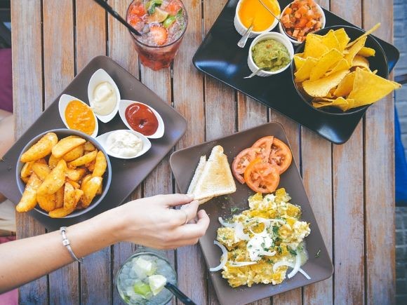 Mesa llena de snacks