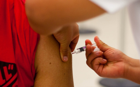 Enfermera vacunando a un adolescente - Flickr - El Alvi - CC BY 2.0