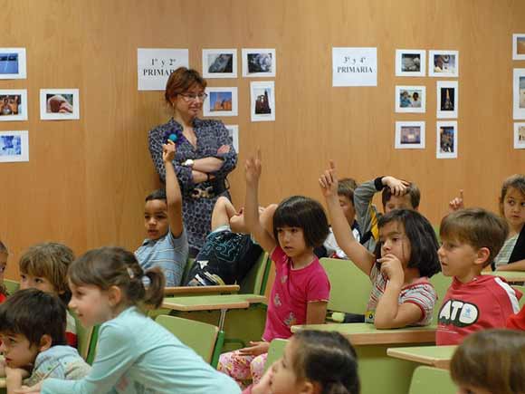 Niños en el aula levantando la mano - Flickr - Gobierno de Aragón - CC BY-NC-ND 2.0