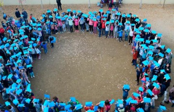 Círculo azul de la escuela Miquel Martí i Pol de Sant Feliu de Llobregat