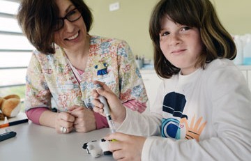 Educadora amb pacientes con diabetes tipo 1 - Foto: Hospital Sant Joan de Déu Barcelona