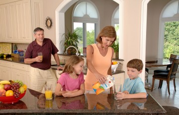 Familia bebiendo zumo de naranja