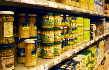 Estantes de un supermercado lleno de productos