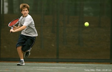 Nen jugant a tenis. Terrey Wiley pocketwiley - Flickr - CC BY 2.0