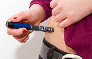 Inyección de insulina con punción en la barriga