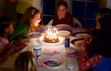 Niñas en una fiesta de cumpleaños a punto de soplar las velas del pastel - Jesse Millan - Flickr - CC BY 2.0