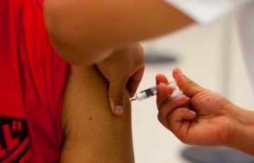 Enfermera vacunando a un chico - Flickr - El Alvi - CC BY 2.0