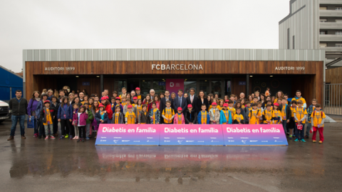 Niños, familias y organizadores en la I Jornada Diabetes Infantil tipo 1 i l’esport en el Camp Nou