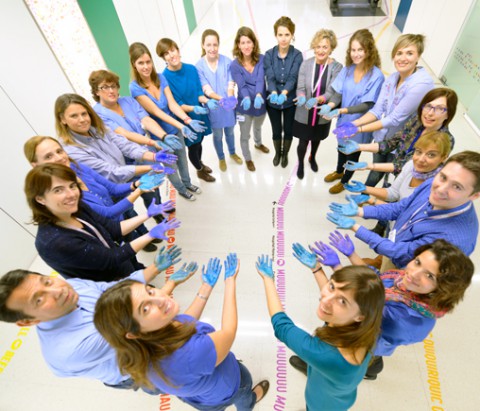 La Unidad de diabetes del Hospital Sant Joan de Déu forma un círculo azul en motivo del Día Mundial de la Diabetes 2015