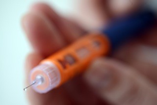 Aguja de insulina preparada para la punción