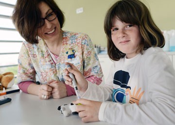 Educadora amb pacient amb diabetis tipus 1 - Foto: Hospital Sant Joan de Déu Barcelona