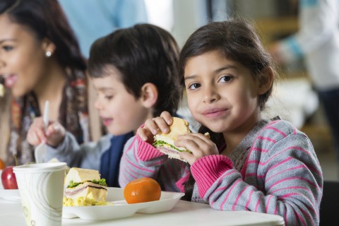 Niños merendando