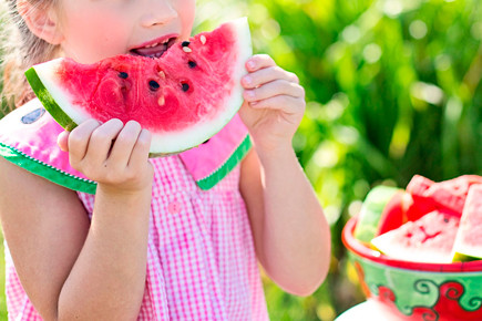 Niña comiendo sandía - Pixabay - CC0