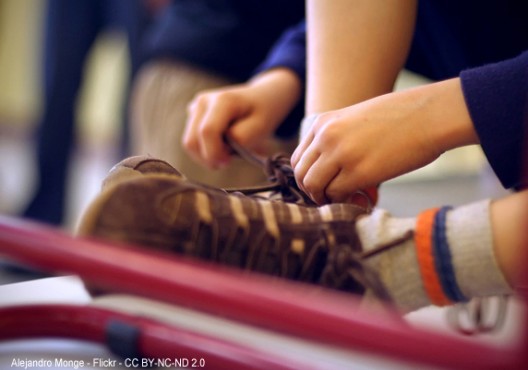 Adolescent lligant-se els cordons de les sabatilles d'esport - Autor: Alejandro Monge - Flickr - CC BY-NC-ND 2.0