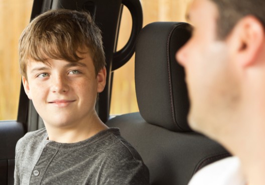 Adolescent parlant amb el seu pare dins un cotxe - Barry Lenard - Flickr - CC BY-NC 2.0