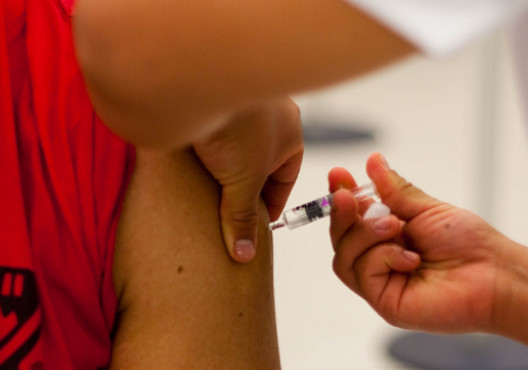 Infermera vacunant a un adolescent - Flickr - El Alvi - CC BY 2.0