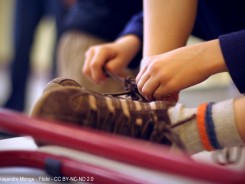 Adolescente atándose los cordones de las zapatillas de deporte - Autor: Alejandro Monge - Flickr - CC BY-NC-ND 2.0