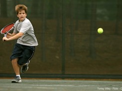 Nen jugant a tenis. Terrey Wiley pocketwiley - Flickr - CC BY 2.0