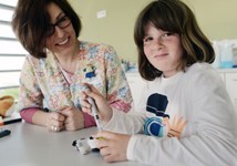 Niña con diabetes en consulta del Hospital Sant Joan de Déu