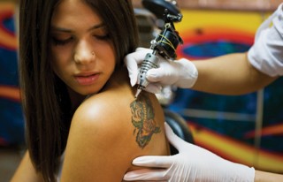 Adolescent fent-se un tatuatge