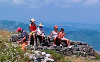 Familia de excursión comiendo en la montaña - Luc - Flickr - CC BY-NC 2.0