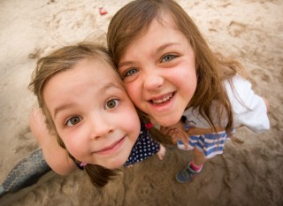 Hermanas abrazándose en la playa - Christian Dembowski - Flickr - CC BY NC ND 2.0 