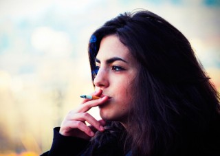 Noia fumant un cigarret - Federico Ravassard - Flickr - CC BY-NC-SA 2.0