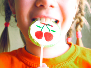 Nena amb piruleta a la boca - Fell the silence - Flickr - CC BY-SA 2.0
