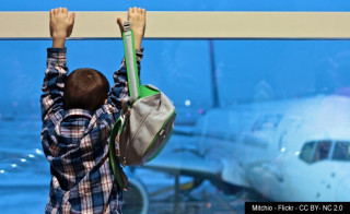 Nen mirant un avió a l'aeroport - Mitchio - Flickr - CC BY NC 2.0