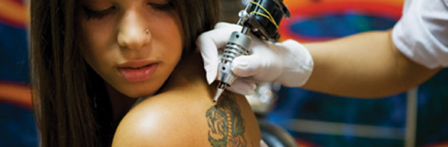 Adolescente haciéndose un tatuaje